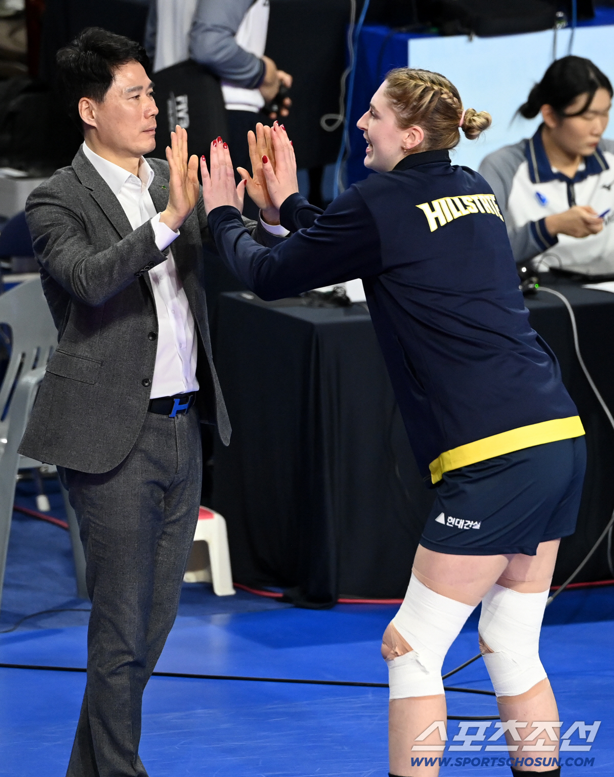 부상에 '눈물' 흘리던 카리, 동료들이 선물한 풀세트 승리에 '활짝'[화…