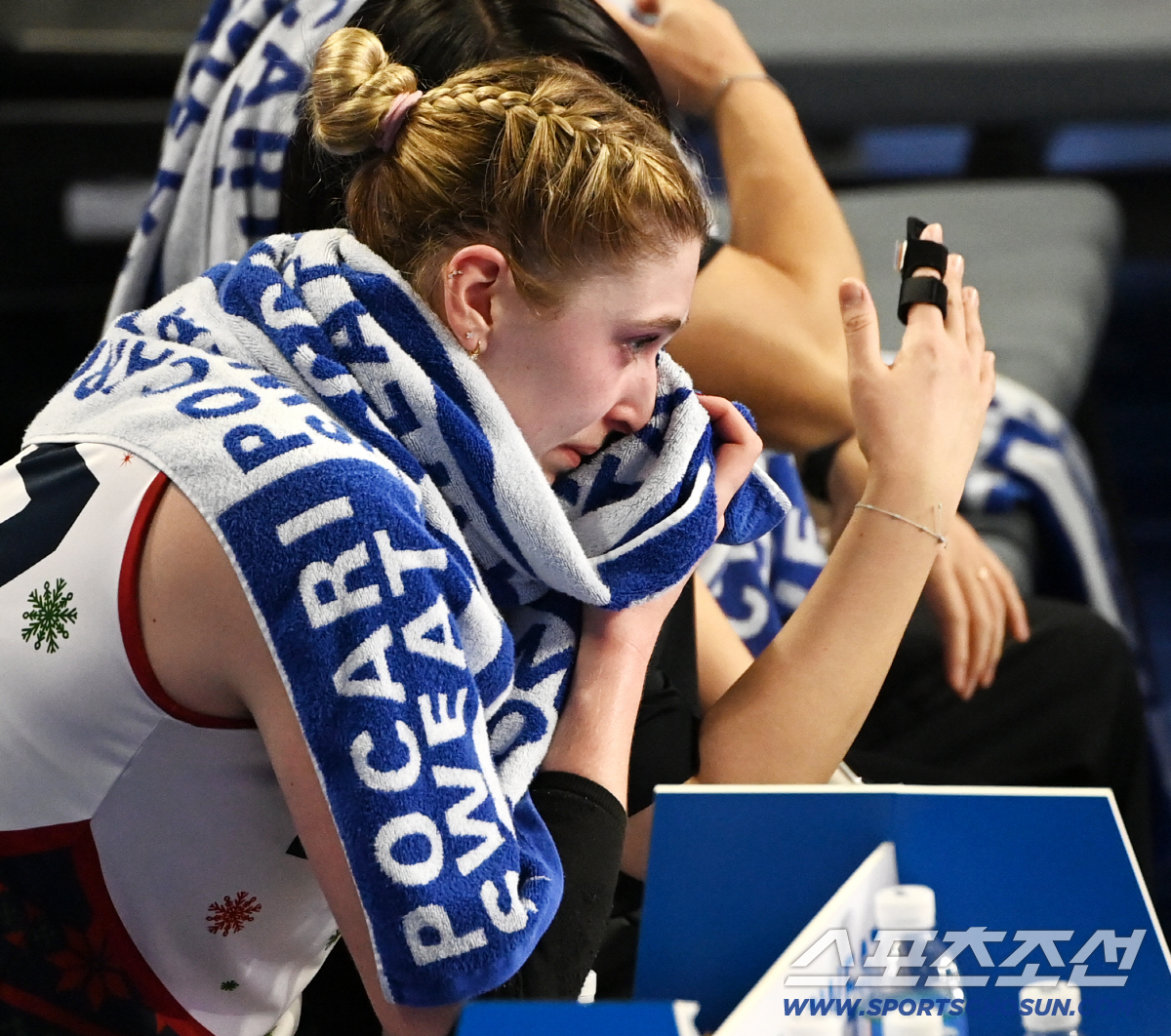 부상에 '눈물' 흘리던 카리, 동료들이 선물한 풀세트 승리에 '활짝'[화…