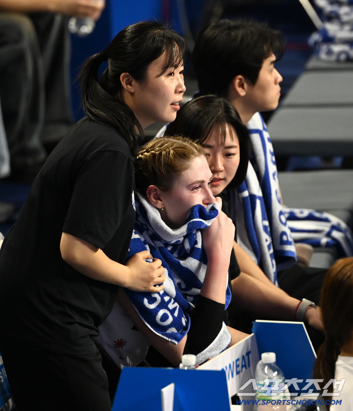 부상에 '눈물' 흘리던 카리, 동료들이 선물한 풀세트 승리에 '활짝'[화…