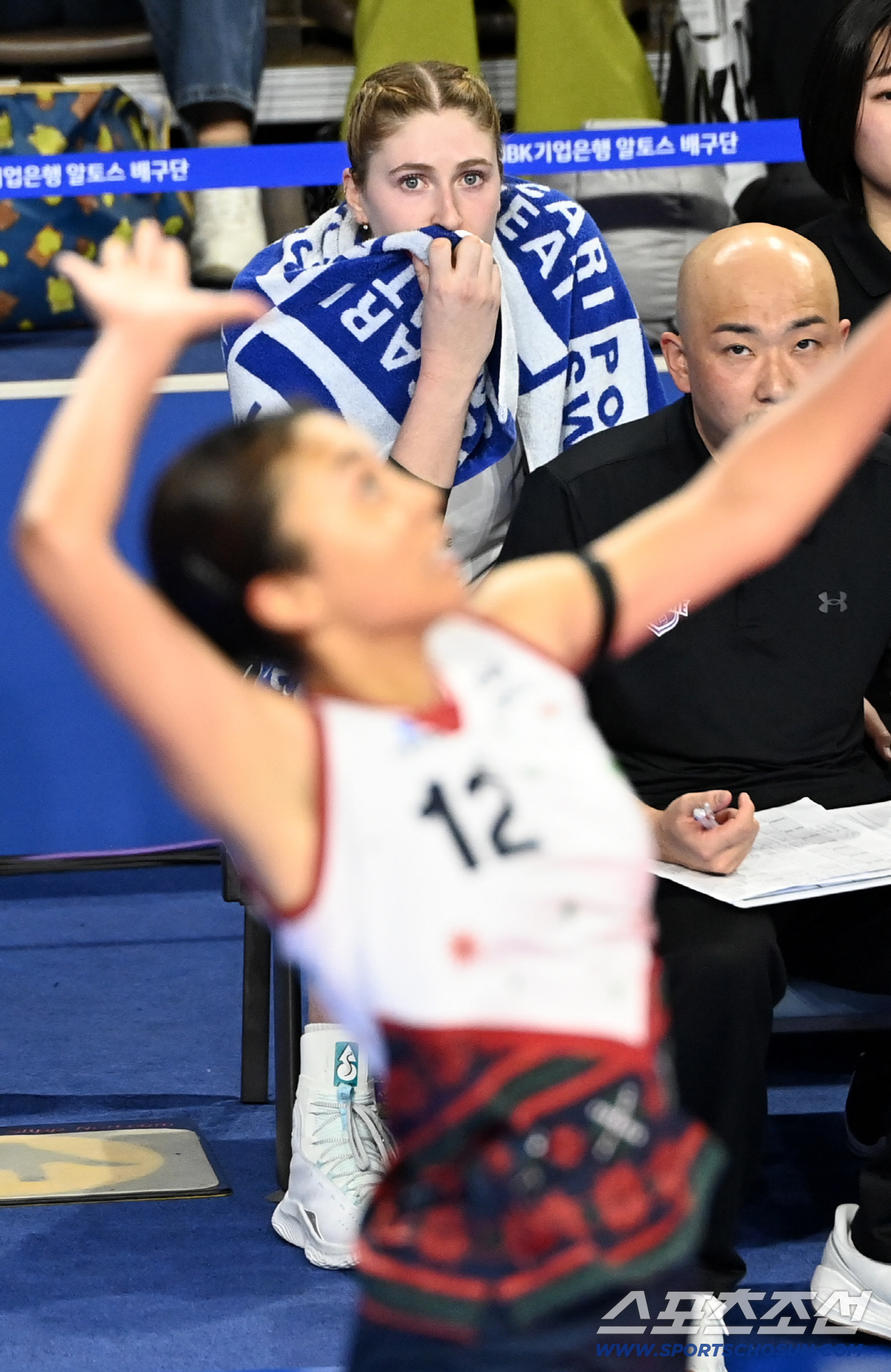 부상에 '눈물' 흘리던 카리, 동료들이 선물한 풀세트 승리에 '활짝'[화…