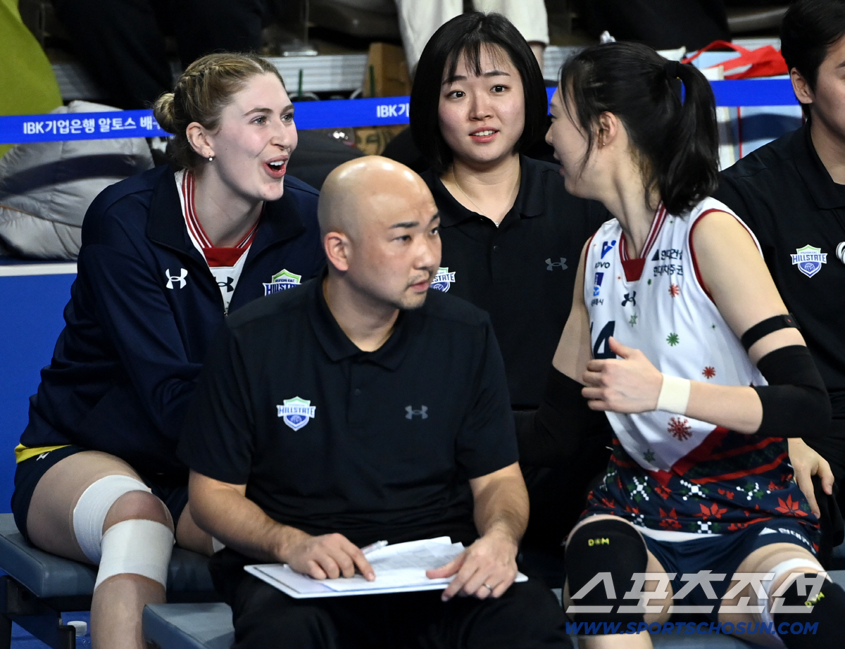 부상에 '눈물' 흘리던 카리, 동료들이 선물한 풀세트 승리에 '활짝'[화…