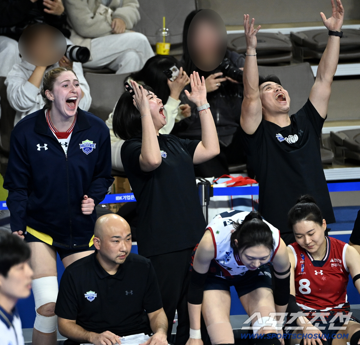 부상에 '눈물' 흘리던 카리, 동료들이 선물한 풀세트 승리에 '활짝'[화…