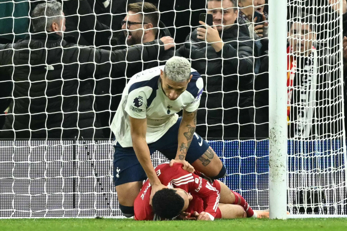 "목을 왜 졸라!"→"용납할 수 없다" 히샬리송 황당 행동, 득점 뒤 리버풀 선수들에 행패→옐로카드 '세드 엔딩'