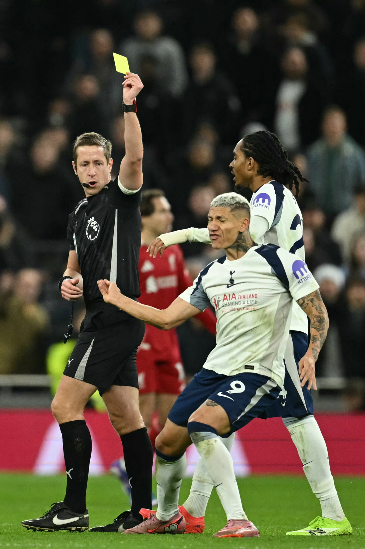 "목을 왜 졸라!"→"용납할 수 없다" 히샬리송 황당 행동, 득점 뒤 리…