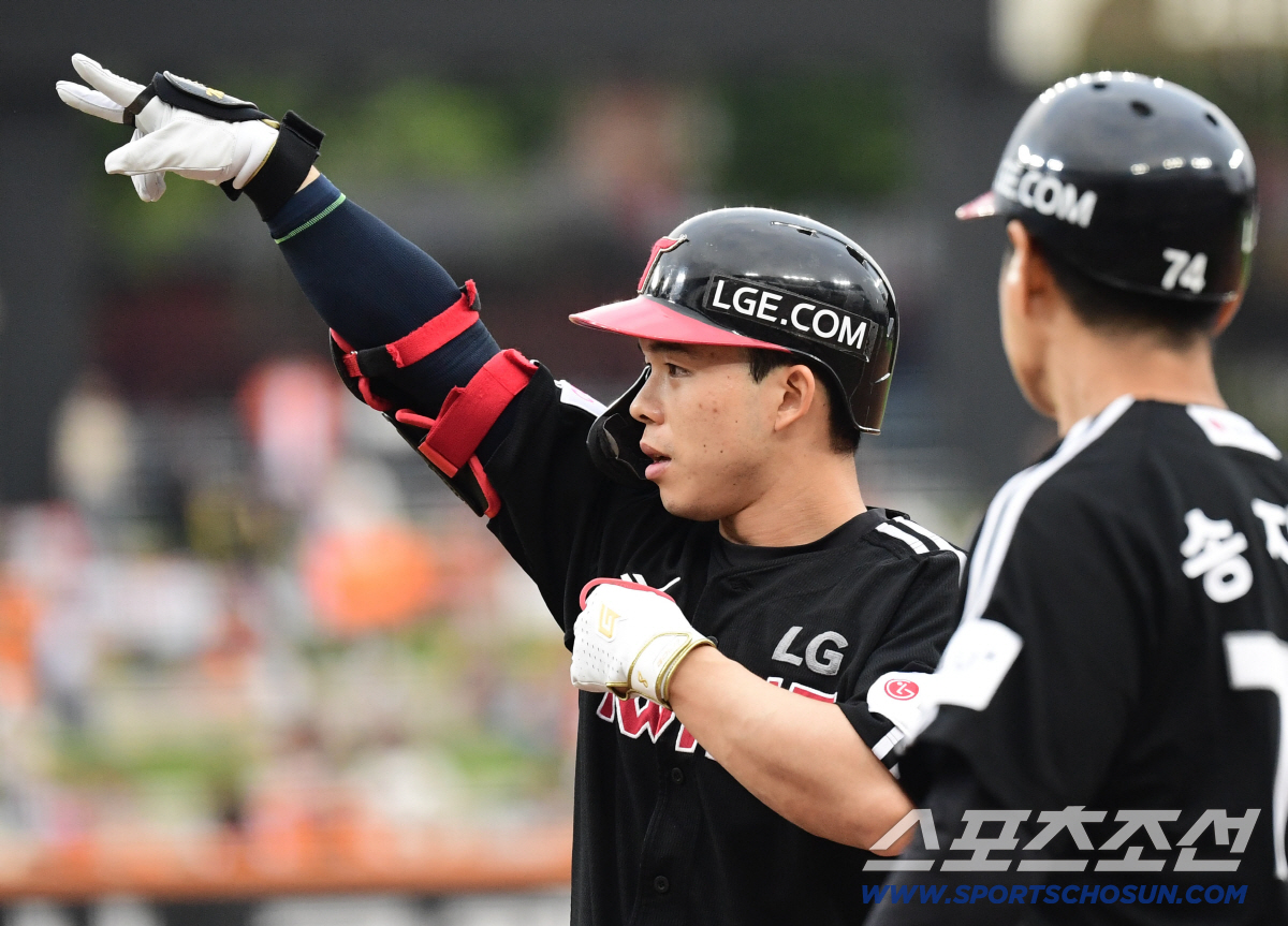 떠난 김현수의 5번자리는 누가? 홈런치는 포수, 김현수가 인정한 연습벌레…