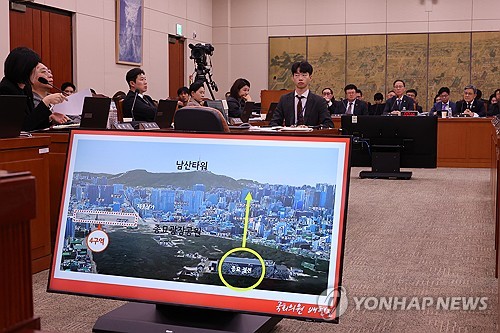 (서울=연합뉴스) 김주성 기자 = 허민 국가유산청장이 17일 서울 여의도 국회에서 열린 문화체육관광위원회 전체회의에서 종묘 앞 재개발 사업 논란과 관련한 국민의힘 배현진 의원의 질의에 답하고 있다. 2025.11.17 utzza@yna.co.kr