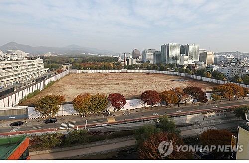 (서울=연합뉴스) 서명곤 기자 = 국가유산청(옛 문화재청)과 협의 없이 역사문화환경 보존지역 바깥에서의 개발 규제를 완화한 서울시 조례 개정이 유효하다는 대법원 판결이 나왔다. 이번 소송은 최근 '왕릉뷰 아파트' 재현 우려가 나온 서울 종묘 맞은편 세운4구역 재개발 사업과 관련해 주목받았다. 사진은 6일 서울 종로구 세운4구역 모습. 2025.11.6 seephoto@yna.co.kr
