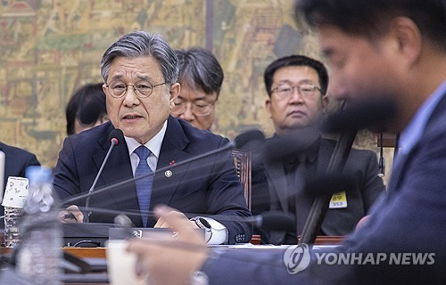 (서울=연합뉴스) 황광모 기자 = 허민 국가유산청장이 19일 국회에서 열린 문화체육관광위원회 전체 회의에 출석해 세계유산의 보존ㆍ관리 및 활용에 관한 특별법 시행령에 대한 설명을 하고 있다. 2025.12.19 hkmpooh@yna.co.kr