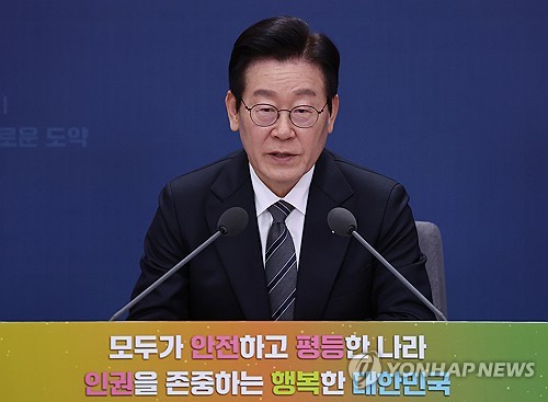 李대통령 국정 지지율 53.4%…민주 44.1%·국힘 37.2%[리얼미터]