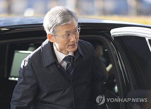 조희대, 與 내란재판부법 상정 예고에 "검토해 말씀드리겠다"