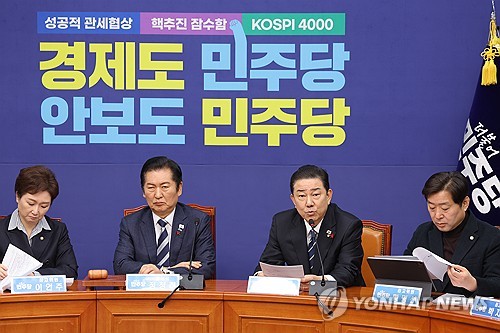 (서울=연합뉴스) 황광모 기자 = 더불어민주당 김병기 원내대표(왼쪽 세 번째)가 22일 서울 여의도 국회에서 열린 최고위원회의에서 발언하고 있다. 2025.12.22 hkmpooh@yna.co.kr