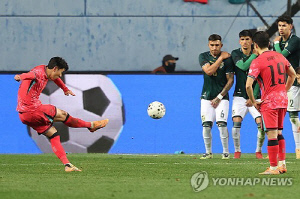 손흥민, 3년 연속 'KFA 올해의 골'…볼리비아전 프리킥 득점