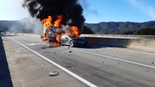 무안 몽탄2터널 인근서 차량 7대 추돌…차량 3대 전소·5명 경상