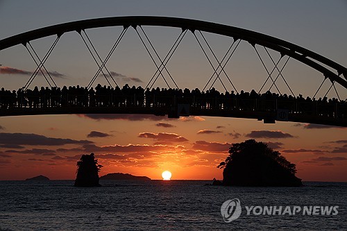 "충남 서해안에서 올해 시름 날리고 새해 희망을"
