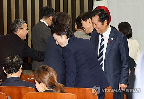 (서울=연합뉴스) 이동해 기자 = 더불어민주당 정청래 대표가 22일 본회의에 앞서 비공개로 열린 민주당 의원총회에 입장해 의원들과 인사하고 있다. 2025.12.22 eastsea@yna.co.kr