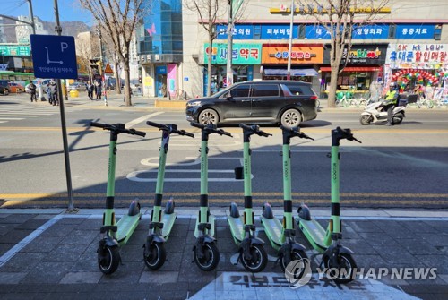 헌재 "전동킥보드 면허증·보호장비 의무 규정 합헌"