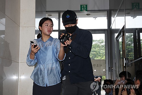 '박정훈 허위영장' 군검사 재판 공전…법원, 특검에 "의견내라"