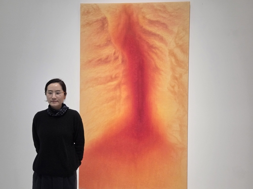 (서울=연합뉴스) 박의래 기자 = 아라리오 갤러리에서 지난 16일 이은실 작가가 기념 촬영을 하고 있다. 2025.12.22. laecorp@yna.co.kr
