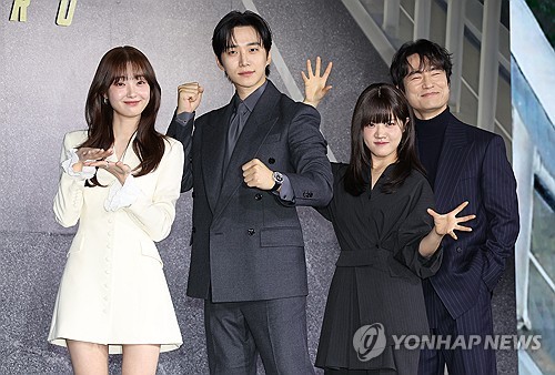 (서울=연합뉴스) 이재희 기자 = 배우 김혜준(왼쪽부터), 이준호, 김향기, 김병철이 22일 서울 강남구 웨스틴서울파르나스에서 열린 넷플릭스 드라마 '캐셔로' 제작발표회에서 포즈를 취하고 있다. 2025.12.22 scape@yna.co.kr