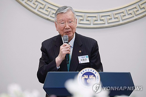 (서울=연합뉴스) 김도훈 기자 = 이중근 대한노인회장이 22일 청와대 영빈관에서 열린 대한노인회 초청 오찬에서 발언하고 있다. 2025.12.22 [대통령실통신사진기자단] superdoo82@yna.co.kr