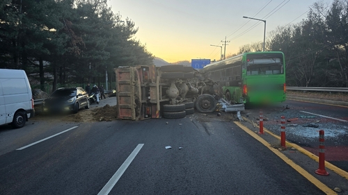 안양서 트럭이 버스 추돌…도로에 흙 쏟아져 한때 정체