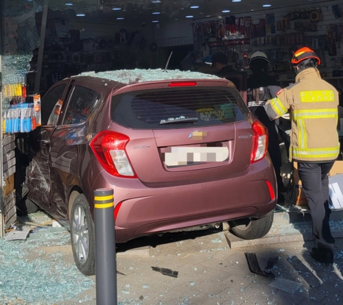 부천 상가건물로 경차 돌진…20대 운전자 부상