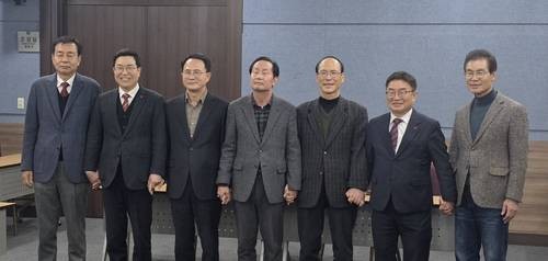 경남교육감 보수 중도 진영 단일화 '삐걱'…여론조사 잡음 지속