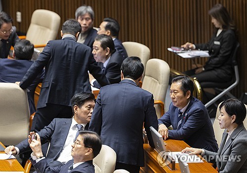(서울=연합뉴스) 황광모 기자 = 더불어민주당 정청래 대표와 김병기 원대대표를 비롯한 지도부들이 22일 국회에서 열린 12월 임시국회 본회의 도중 모여 대화하고 있다. 2025.12.22 hkmpooh@yna.co.kr