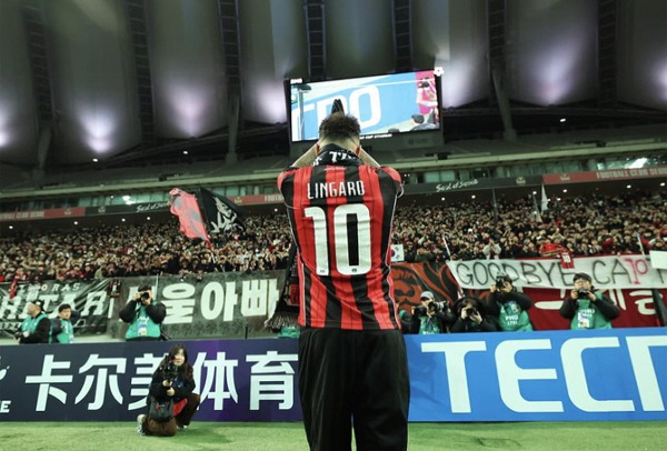 "한국은 경기장 잔디가 얼어요" 눈물의 작별 린가드, 또 K리그 열악한 …