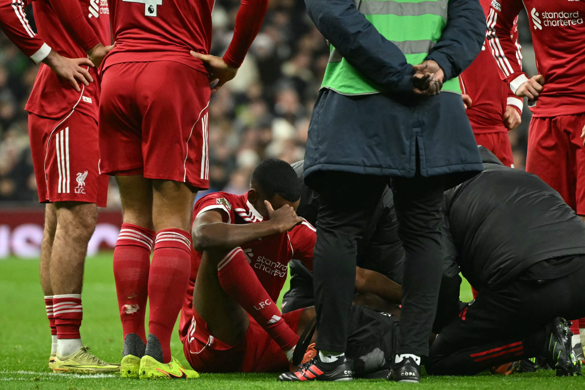 "다리가 부러졌다" 판 더 펜 '미친' 태클, '2470억 EPL 최고 …