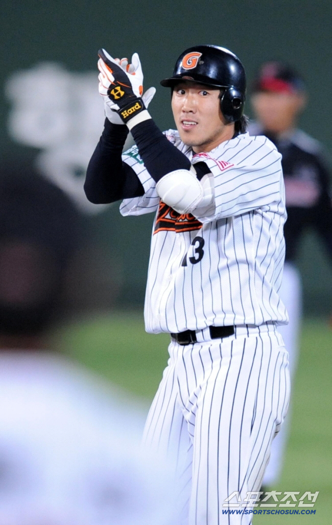 내년이면 불혹인데 또 4번타자에 주장까지? 중견급 리더가 없다…여전한 롯…