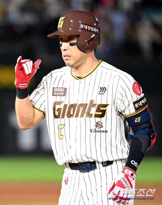 내년이면 불혹인데 또 4번타자에 주장까지? 중견급 리더가 없다…여전한 롯…