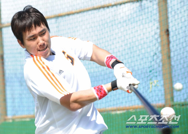 내년이면 불혹인데 또 4번타자에 주장까지? 중견급 리더가 없다…여전한 롯…