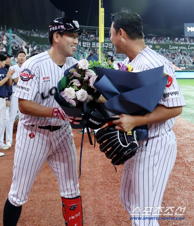 내년이면 불혹인데 또 4번타자에 주장까지? 중견급 리더가 없다…여전한 롯…