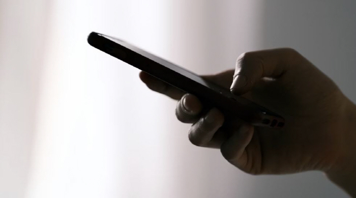 다른 여성 SNS 게시물에 '좋아요', 법원 "이혼 사유" 논란