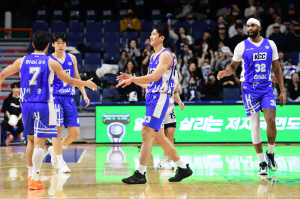 빅맨은 전멸했는데. KCC는 파죽 6연승. 허훈-숀롱 그래비티 강력 세컨드 유닛. 슈퍼팀 토대가 완벽해졌다