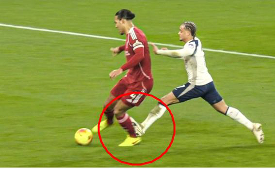 대표팀 주장 향한 끔찍한 반칙 퇴장! "다치게 할 의도 없었어" 대인배 …