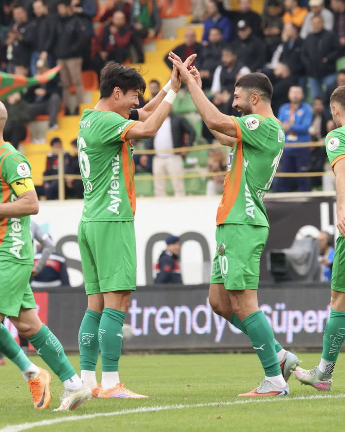 '불법촬영→징역 1년+집행유예 2년' 황의조 한국 커리어만 못할 뿐, 잘…