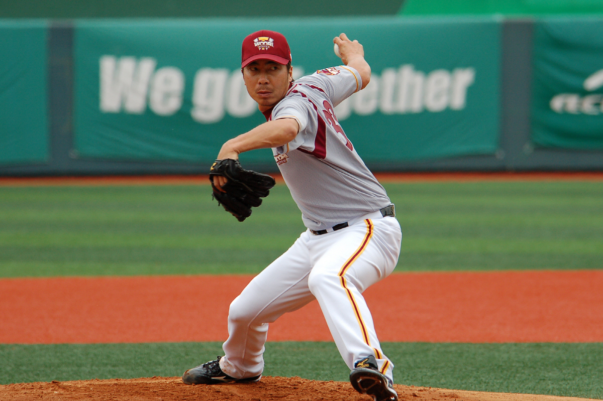 "스텝업의 큰 전환점" 전설의 구단 첫 日 투수, '논란의' 아쿼 투수 …