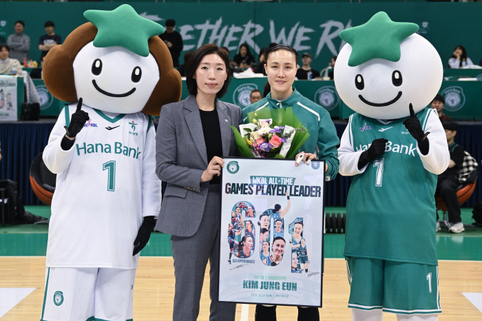 "은퇴 고민했는데…"→"아프지 말고 더 큰 기록 쓰길" 감정 폭발한 '에이스' 김정은, 눈물 닦아준 '레전드' 임영희 코치