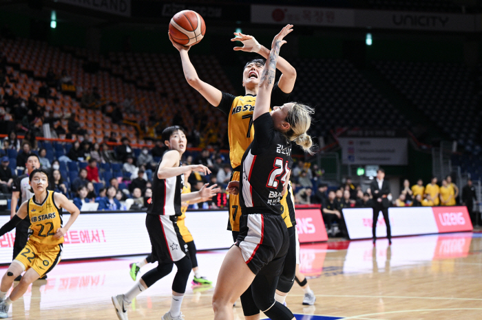 '단 18분 출전에 20득점', 확실한 존재감 뽐낸 박지수 앞세운 KB스타즈, BNK 꺾고 단독 2위 등극