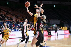 '단 18분 출전에 20득점', 확실한 존재감 뽐낸 박지수 앞세운 KB스타즈, BNK 꺾고 단독 2위 등극