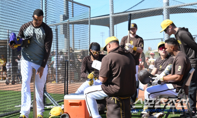 SD는 '마차도 공화국' 그의 마음을 사로잡아야 한다...야구만큼 중요한…