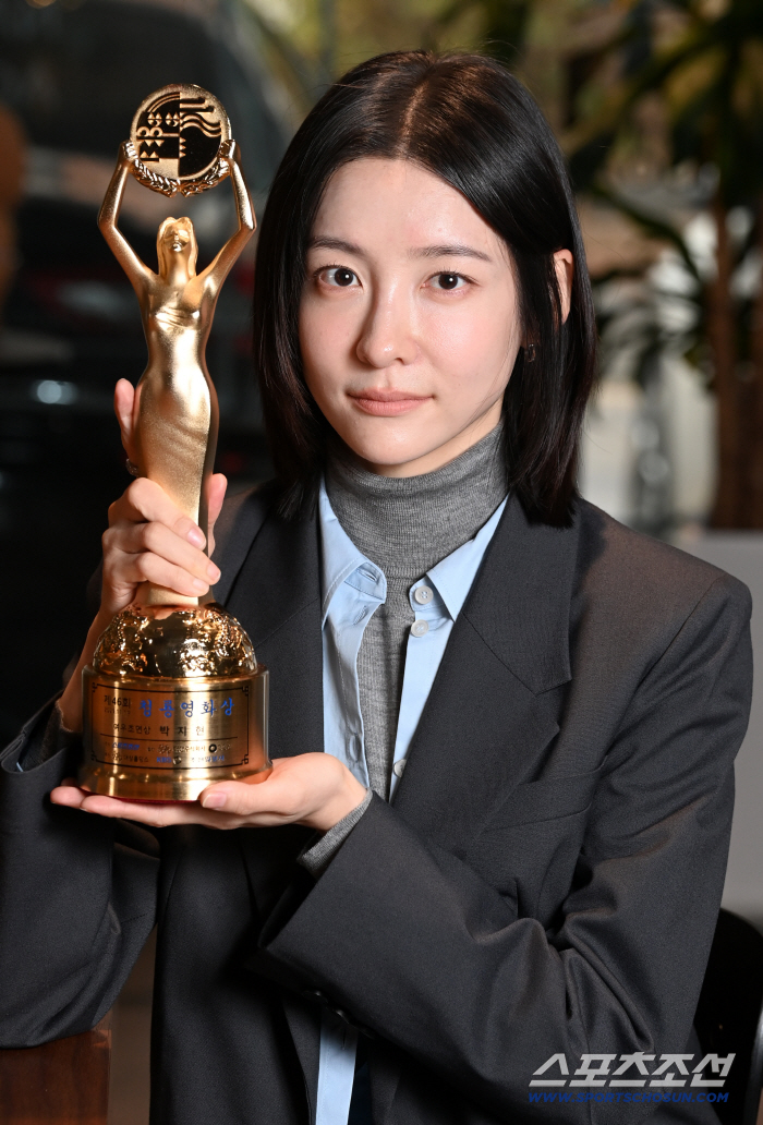 [단독] "김고은 코 찡긋 미소에 마음이 스르륵"…박지현, '재벌' 형수 아닌 '국민 대세'로(청룡 수상인터뷰)