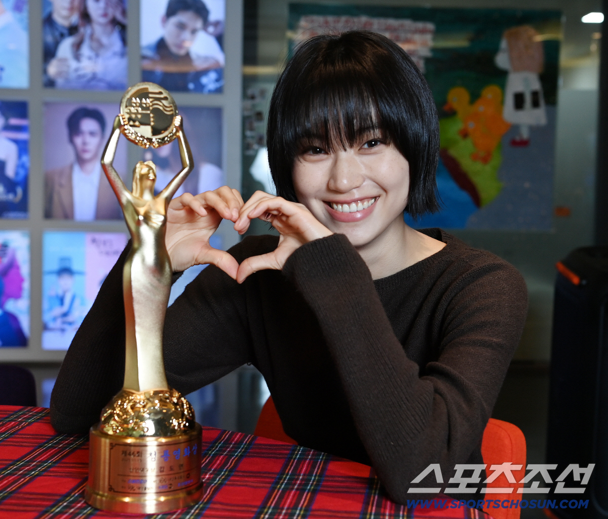 [단독] "최유정과 껴안고 눈물"…'국민 프듀 픽' 김도연, 이젠 관객도…