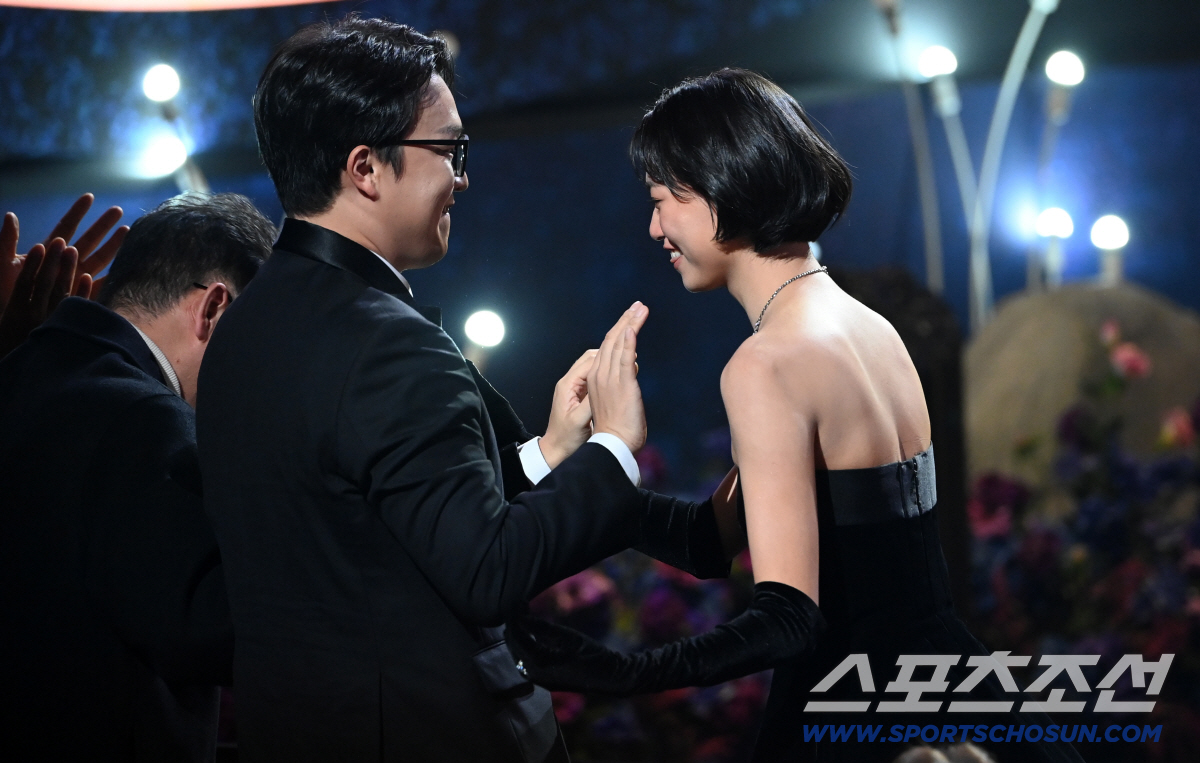 [단독] "최유정과 껴안고 눈물"…'국민 프듀 픽' 김도연, 이젠 관객도…