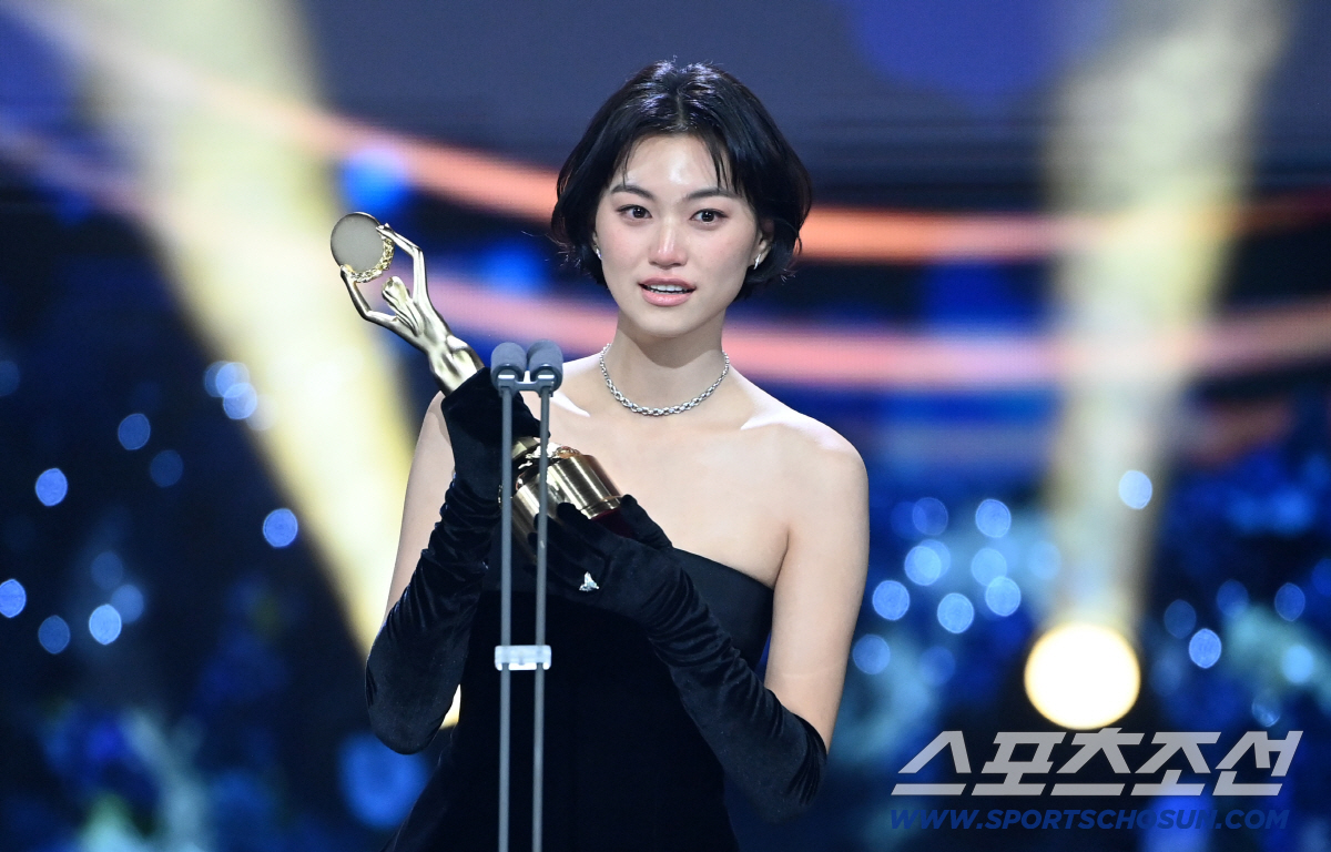 [단독] "최유정과 껴안고 눈물"…'국민 프듀 픽' 김도연, 이젠 관객도…