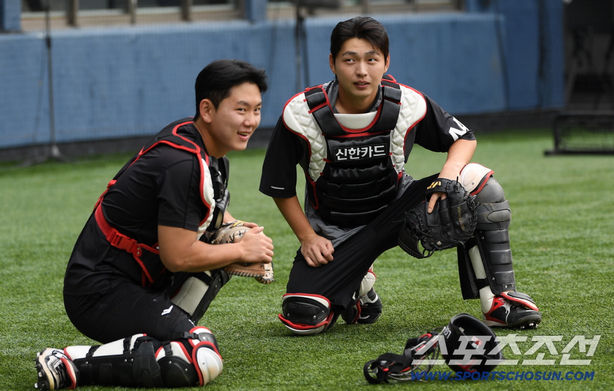 박동원 홍창기 둘 다 잡을 수 있을까? 우승팀의 이례적 줍줍, LG는 왜…