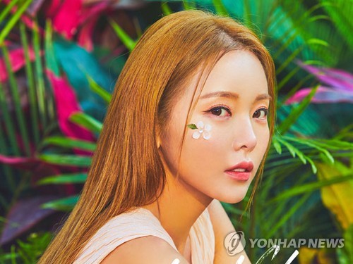 홍진영, 주사이모와 찍은 사진에 "12년 전 촬영, 친분 없다"