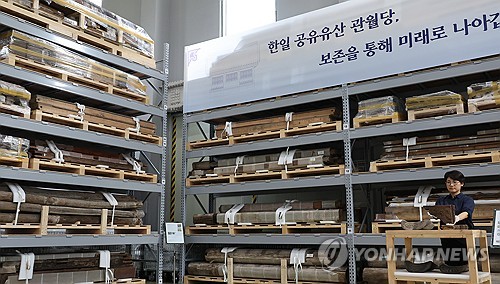 지난 7월 23일 경기도 파주시 전통건축수리기술재단 수장고에서 관계자가 관월당 해체 부재를 공개하고 있다. [연합뉴스 자료사진]